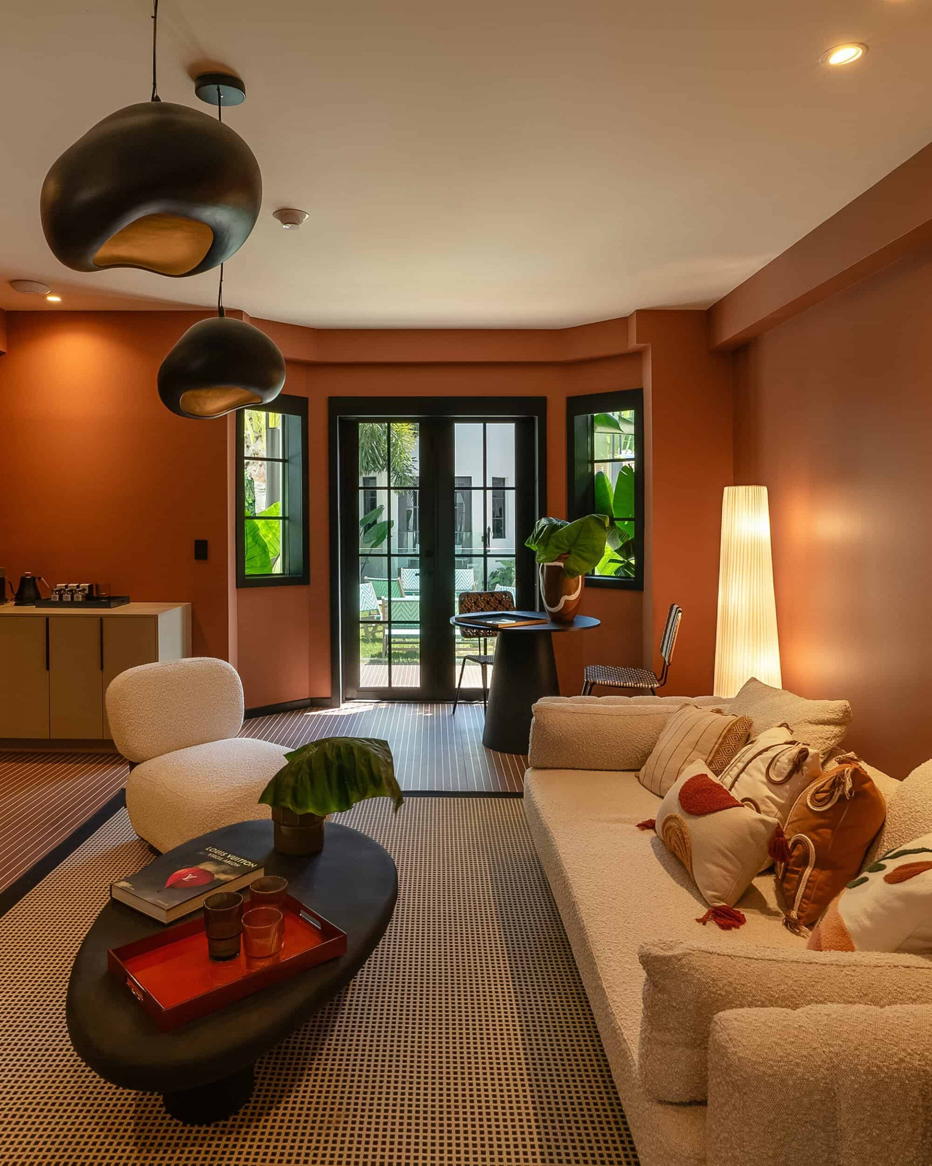 Habitación suite con decoración elegante